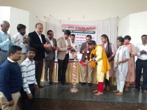 ದೊಡ್ಡಬಳ್ಳಾಪುರ:ಸ್ವಯಂಪ್ರೇರಿತವಾಗಿ ಮತದಾನ ಮಾಡುವ ಮೂಲಕ ಉತ್ತಮ ವ್ಯಕ್ತಿಗಳನ್ನು ಆಯ್ಕೆ ಮಾಡಿ, ಉತ್ತಮ ಸಮಾಜ ನಿರ್ಮಾಣ ಮಾಡಬೇಕು ಹಾಗು 18 ವರ್ಷದಿಂದ ತುಂಬಿದ ಪ್ರತಿಯೊಬ್ಬರು ಮತದಾನದ ಪ್ರಕ್ರಿಯೆಯಲ್ಲಿ ಪಾಲ್ಗೊಂಡು, ಸುಭದ್ರ ಸಮಾಜ ನಿರ್ಮಾಣ ಮಾಡಲು ಮುಂದಾಗಬೇಕು ಎಂದು ಉಪವಿಭಾಗಧಿಕಾರಿ ಶ್ರೀನಿವಾಸ್ ತಿಳಿಸಿದರು. ನಗರದ ಅಂಬೇಡ್ಕರ್ ಸಮುದಾಯ ಭವನದಲ್ಲಿ ತಾಲೂಕು ಆಡಳಿತ ಮತ್ತು ಚುನಾವಣಾ ಶಾಖೆಯಿಂದ ಗುರುವಾರ ನಡೆದ ರಾಷ್ಟ್ರೀಯ ಮತದಾರರ ದಿನಾಚರಣೆ ಕಾರ್ಯಕ್ರಮದಲ್ಲಿ ಬಾಗವಹಿಸಿ ಅವರು ಮಾತನಾಡಿ.ಮತದಾನ ಪ್ರಕ್ರಿಯೆ ಕಡ್ಡಾಯವಾಗಿದೆ.ಸ್ವಯಂ ಪ್ರೇರಿತವಾಗಿ ಮತದಾನ ಮಾಡುವ ಮೂಲಕ ಉತ್ತಮ ವ್ಯಕ್ತಿಗಳನ್ನು ಆಯ್ಕೆ ಮಾಡಿ, ಉತ್ತಮ ಸಮಾಜ ನಿರ್ಮಾಣ ಮಾಡಬೇಕು. ಇತ್ತೀಚಿನ ದಿನಗಳಲ್ಲಿ ವಿದ್ಯಾವಂತ ಮತದಾರರೇ ಮತದಾನ ಪ್ರಕ್ರಿಯೆಯಿಂದ ದೂರವಿರುವುದು ವಿಷಾಧನೀಯ ಸಂಗತಿಯಾಗಿದೆ ಎಂದು ಹೇಳಿದರು. ಯುವ ಜನರು ಸಕ್ರೀಯರಾಗಿ ನಿರ್ಭೀತಿ, ನಿರಾಂತಕವಾಗಿ ಯಾವುದೇ ಆಸೆ, ಆಮೀಷಗಳಿಗೆ ಒಳಗಾಗದೆ ಮತದಾನ ಮಾಡಬೇಕು. ಸುಭದ್ರ ಪ್ರಜಾಪ್ರಭುತ್ವಕ್ಕಾಗಿ ಚುನಾವಣಾ ಸಾಕ್ಷರತೆ ಅಗತ್ಯವಾಗಿದ್ದು, ಯುವ ಜನರು ಸಕ್ರೀಯವಾಗಿ ಪಾಲ್ಗೊಳ್ಳಬೇಕು. ಭಾರತ ಒಂದು ಬೃಹತ್ ಪ್ರಜಾಪ್ರಭುತ್ವರಾಷ್ಟ್ರವಾಗಿದ್ದು, ದೇಶದಲ್ಲಿ ಅಧಿಕ ಯುವಕ,ಯುವತಿಯರಿಂದ ಯುವ ರಾಷ್ಟ್ರವೆಂದು ಪ್ರಸಿದ್ಧಿ ಪಡೆದುಕೊಳ್ಳುತ್ತಿರುವುದು ಸಂತಸದ ವಿಚಾರವಾಗಿದೆ. ಇದನ್ನರಿತು ಪ್ರತಿಯೊಬ್ಬರು ಮತದಾನದ ಪ್ರಕ್ರಿಯೆ ಬಗ್ಗೆ ಸಾರ್ವಜನಿಕರಿಗೆ ಅರಿವು ಮೂಡಿಸಬೇಕು ಎಂದು ತಿಳಿಸಿದರು. ಕೇಂದ್ರ ಚುನಾವಣಾ ಆಯೋಗ ಇತ್ತೀಚಿನ ದಿನ ಗಳಲ್ಲಿ ಸಾಕಷ್ಟು ಸುಧಾರಣೆಗಳನ್ನು ಕೈಗೊಂಡಿದ್ದು, ಇದರಿಂದ ಮತದಾನ ಪ್ರಕ್ರಿಯೆ ಸುಲಲಿತವಾಗಿ ನಡೆದು, ಪ್ರಜೆಗಳಿಂದ ಪ್ರಜೆಗಳಿಗಾಗಿ ಪ್ರಜೆಗಳಿಗೋ ಸ್ಕರ ರಚಿತವಾಗಿರುವ ಪ್ರಜಾಪ್ರಭುತ್ವದ ಮೌಲ್ಯ ಗಳನ್ನು ಎತ್ತಿಹಿಡಿಯುವ ಮೂಲಕ ತಮ್ಮ ಹಕ್ಕನ್ನು ಚಲಾಯಿಸುವ ದೃಢ ನಿರ್ಧಾರವನ್ನು ಕೈಗೊಳ್ಳಬೇಕು ಎಂದರು. ಈ ವೇಳೆ ಕಾರ್ಯಕ್ರಮದಲ್ಲಿ ತಹಸೀಲ್ದಾರ್ ವಿದ್ಯಾವಿಭಾ ರಾಥೋಡ್,ಇಒ ಎನ್ ಮುನಿರಾಜು, ನಗರಸಭೆ ಪೌರಾಯುಕ್ತ ಪರಮೇಶ್ ವಕೀಲರ ಸಂಘದ ಅಧ್ಯಕ್ಷ ರವಿಮಾವಿಕುಂಟೆ ಸೇರಿದಂತೆ ಹಲವು ಗಣ್ಯರು ಉಪಸ್ಥಿತರಿದ್ದರು.