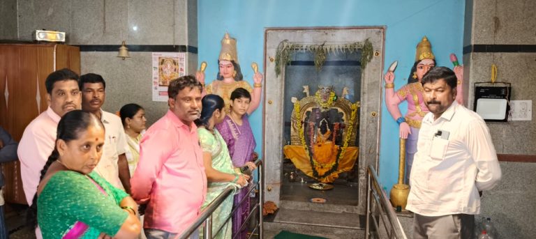 ದಲಿತರು ದೇವಸ್ಥಾನ ಪ್ರವೇಶ ಹಿನ್ನೆಲೆ.. ದೇವಸ್ಥಾನಕ್ಕೆ ಬೀಗ ಹಾಕದೆ ಬಿಟ್ಟು ಹೋದ ಮುಖ್ಯಸ್ಥರು