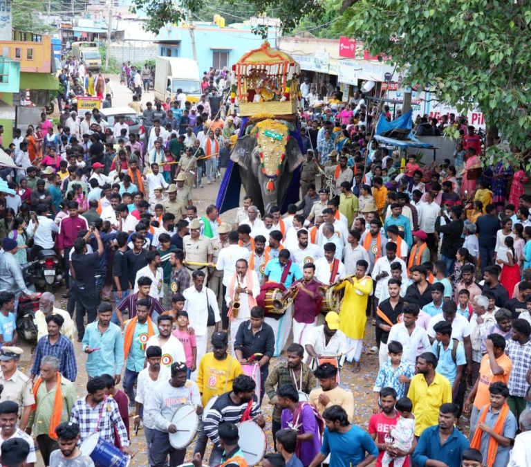 ದಸರಾ ವೈಭವ ನೆನಪಿಸಿದ ತೂಬಗೆರೆಯ ಚಾವಡಿ ಗಣೇಶನ ಆನೆ ಅಂಬಾರಿ ಮೆರವಣಿಗೆ