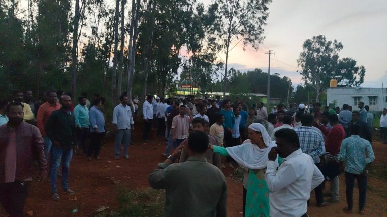 ಸ್ಮಶಾನಗಳ ಕಾಂಪೌಂಡ್ ತೆರವಿಗೆ ಆಕ್ರೋಶ ದೂರು ದಾಖಲು.