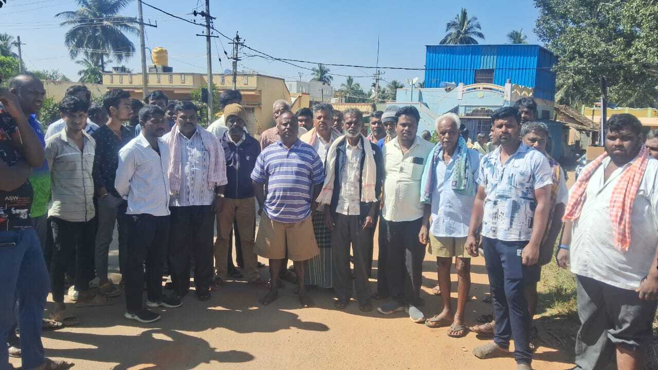 ಸರ್ಕಾರಿ ಜಮೀನಿನಲ್ಲಿ ಅಕ್ರಮ ಮನೆ ನಿರ್ಮಾಣ ಅರೋಪ–ಕಾಮಗಾರಿ ಸ್ಥಗಿತಗೊಳಿಸಲು ಗ್ರಾಮಸ್ಥರ ಆಗ್ರಹ