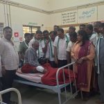 *ಭಾರತ ಸರ್ಕಾರದ ಉಕ್ಕು ಮತ್ತು ಭಾರೀ ಕೈಗಾರಿಕಾ ಸಚಿವರು ಹಾಗೂ ಕರ್ನಾಟಕ ಸರ್ಕಾರದ ಮಾಜಿ ಮುಖ್ಯಮಂತ್ರಿಗಳಾದ ಹೆಚ್.ಡಿ.ಕುಮಾರಸ್ವಾಮಿ ಮತ್ತು ಮಾಜಿ ಸಚಿವ ಹೆಚ್.ಡಿ.ರೇವಣ್ಣ ಹುಟ್ಟು ಹಬ್ಬದ ಅಂಗವಾಗಿ ಸರ್ಕಾರಿ ಆಸ್ಪತ್ರೆಯ ರೋಗಿಗಳಿಗೆ ಜೆಡಿಎಸ್ ಕಾರ್ಯಕರ್ತರಿಂದ ಹಣ್ಣು ಹಂಪಲು ವಿತರಣೆ*