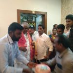 ರಾಜ್ಯ ಯುವ ಜೆಡಿಎಸ್ ಪ್ರಧಾನ ಕಾರ್ಯದರ್ಶಿ ಕೆ.ಆರ್ ಪೇಟೆಯ  ಎಸ್.ಆರ್.ದಿನೇಶ್ ನೇತೃತ್ವದಲ್ಲಿ ಮಾಜಿ ಸಚಿವ ಹೆಚ್.ಡಿ.ರೇವಣ್ಣ ಅವರಿಗೆ ಹುಟ್ಟು ಹಬ್ಬದ ಶುಭಶಯ ಕೋರಲಾಯಿತು.