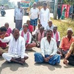 ಸೋಮವಾರಪೇಟೆ ಹಾದುಹೋಗುವ ರಸ್ತೆಗೆ ಬೀದಿ ದೀಪ ಅಳವಡಿಸಲು ಒತ್ತಾಯಿಸಿ ಪ್ರತಿಭಟನೆ